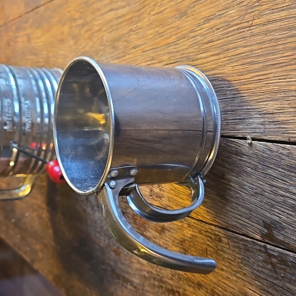 Vintage Metal Measuring Cups Set - Picture 7 of 11